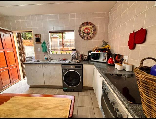 2 BEDROOM TOWNHOUSE FOR SALE IN FLORIDA GLEN